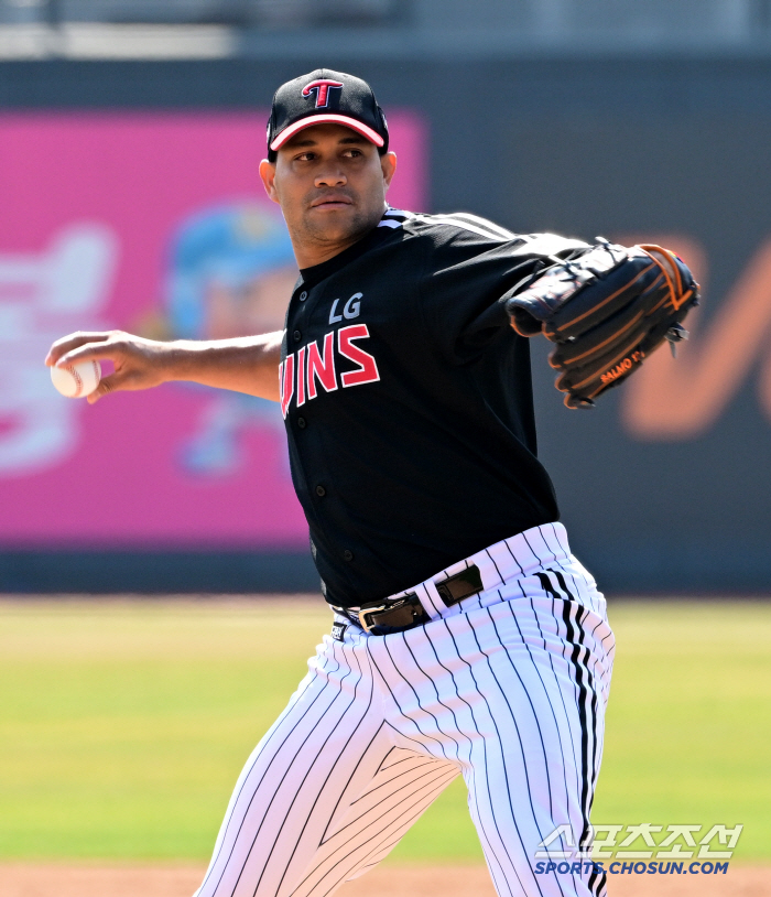 Until the third inning, he had seven ground balls with 151 kilometers of two-seam → double, home run, and walk in the fourth inning. two-faced chirinos. Who are you