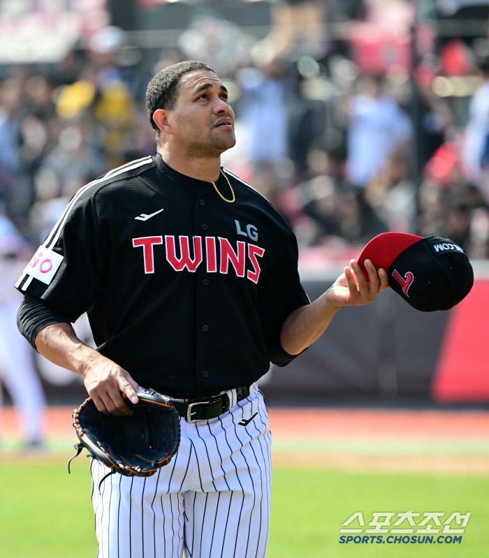 Until the third inning, he had seven ground balls with 151 kilometers of two-seam → double, home run, and walk in the fourth inning. two-faced chirinos. Who are you
