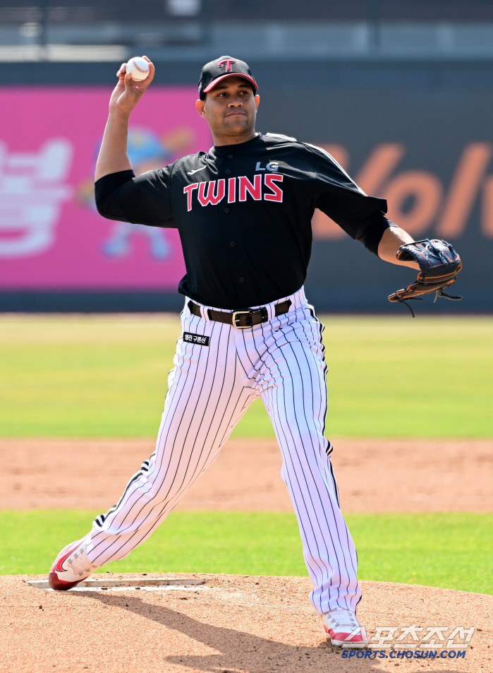 Until the third inning, he had seven ground balls with 151 kilometers of two-seam → double, home run, and walk in the fourth inning. two-faced chirinos. Who are you
