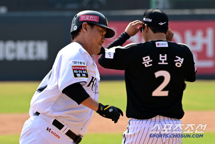 We play different baseballs. The fourth batter, perfect for steel magic baseball. I hit the ball of the first candidate and hit a home run. 