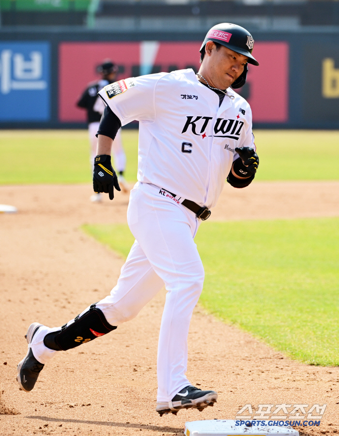 We play different baseballs. The fourth batter, perfect for steel magic baseball. I hit the ball of the first candidate and hit a home run. 