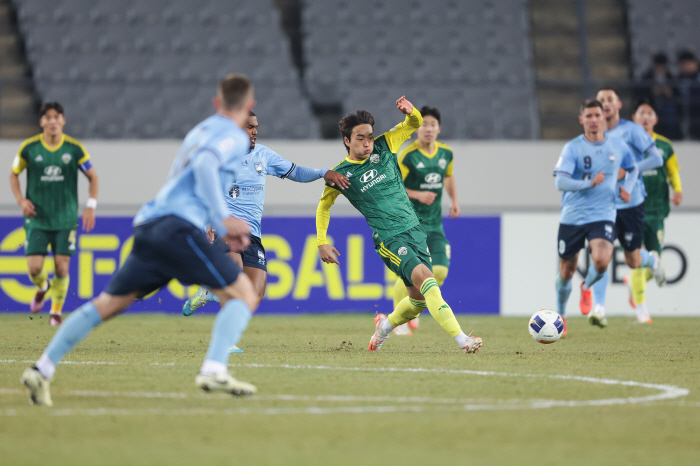 Will Jeonbuk and Foye find a solution to the first scoreless  complete defeat, rebound against Gangwon at home  Sydney match