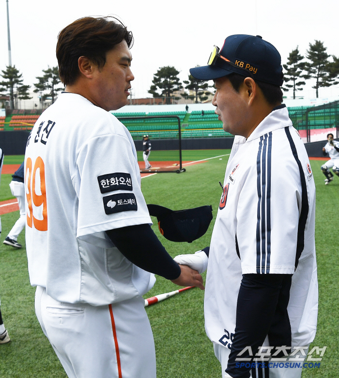 Yang Eui-ji of the world bowed his head eight times, and Doosan and Hanwha  started their first meeting this season in Cheongju