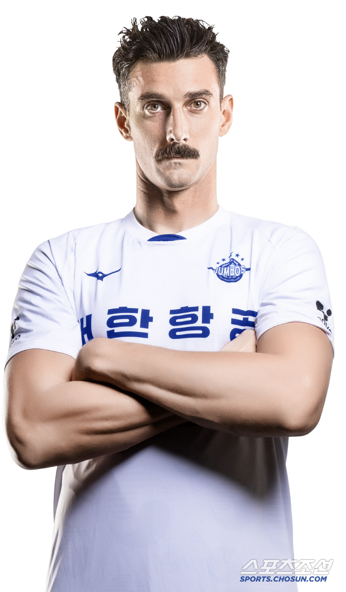 Yosvani is out in the end. Korean Air's winning player. Recruitment of Russell as a 2m5 tall striker 