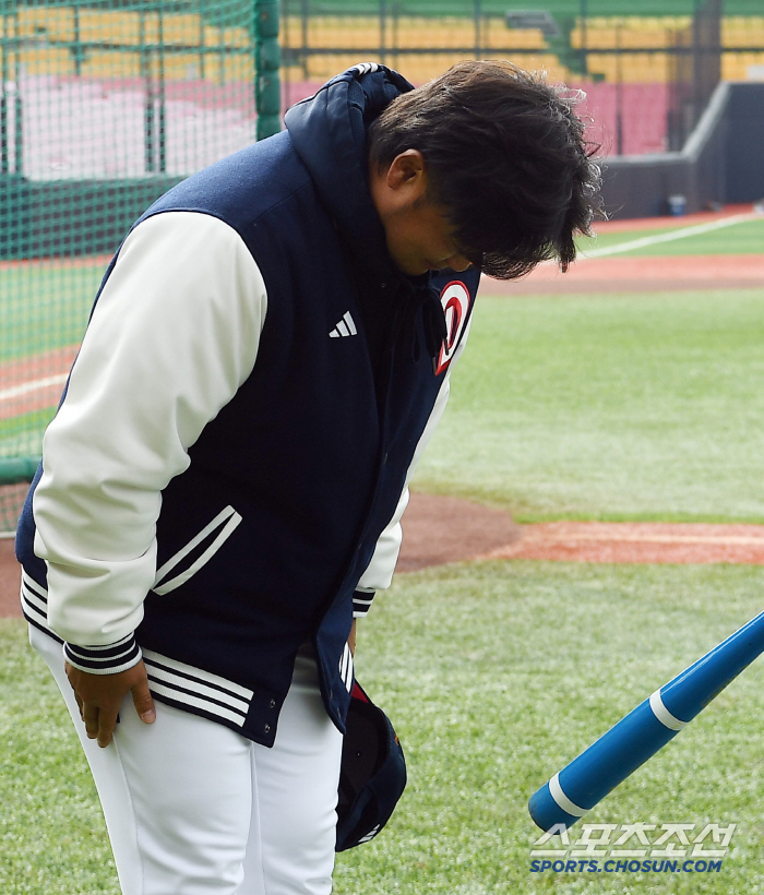 Cheongju Baseball Stadium, where Yang Eui-ji's Park Seok-min and Lee Seung-yeop kept their heads down, was full of warmth when they met Doosan and Hanwha for the first time in an exhibition game. 