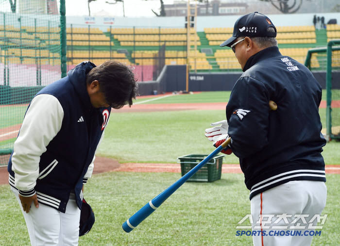 Cheongju Baseball Stadium, where Yang Eui-ji's Park Seok-min and Lee Seung-yeop kept their heads down, was full of warmth when they met Doosan and Hanwha for the first time in an exhibition game. 