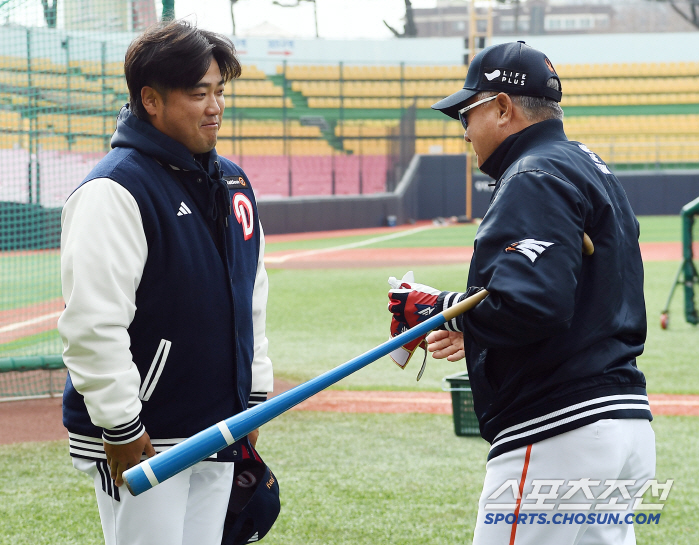 Cheongju Baseball Stadium, where Yang Eui-ji's Park Seok-min and Lee Seung-yeop kept their heads down, was full of warmth when they met Doosan and Hanwha for the first time in an exhibition game. 