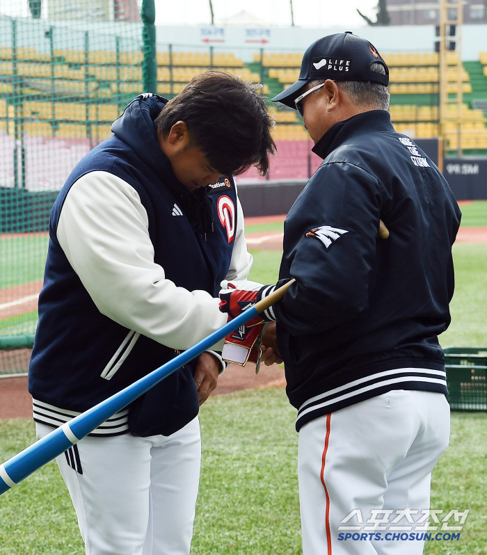 Cheongju Baseball Stadium, where Yang Eui-ji's Park Seok-min and Lee Seung-yeop kept their heads down, was full of warmth when they met Doosan and Hanwha for the first time in an exhibition game. 