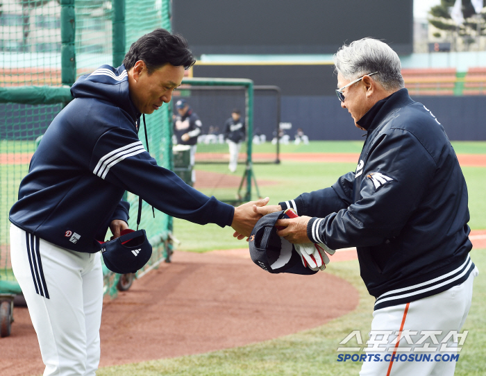 Cheongju Baseball Stadium, where Yang Eui-ji's Park Seok-min and Lee Seung-yeop kept their heads down, was full of warmth when they met Doosan and Hanwha for the first time in an exhibition game. 