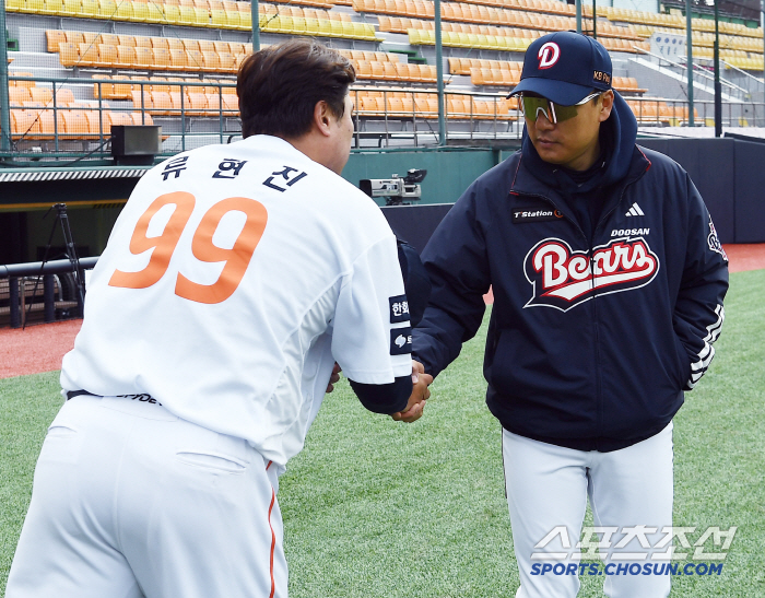 Cheongju Baseball Stadium, where Yang Eui-ji's Park Seok-min and Lee Seung-yeop kept their heads down, was full of warmth when they met Doosan and Hanwha for the first time in an exhibition game. 