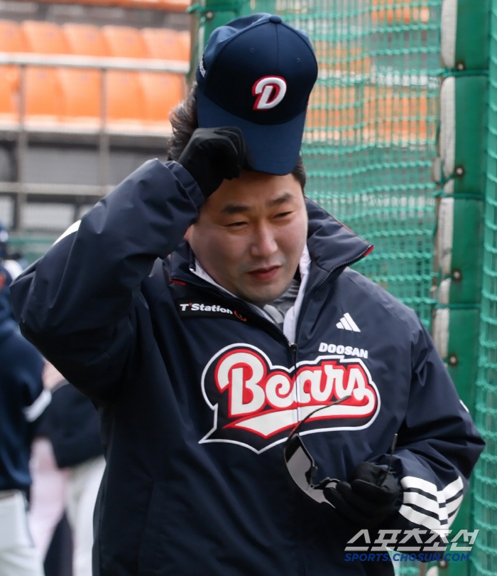 Cheongju Baseball Stadium, where Yang Eui-ji's Park Seok-min and Lee Seung-yeop kept their heads down, was full of warmth when they met Doosan and Hanwha for the first time in an exhibition game. 