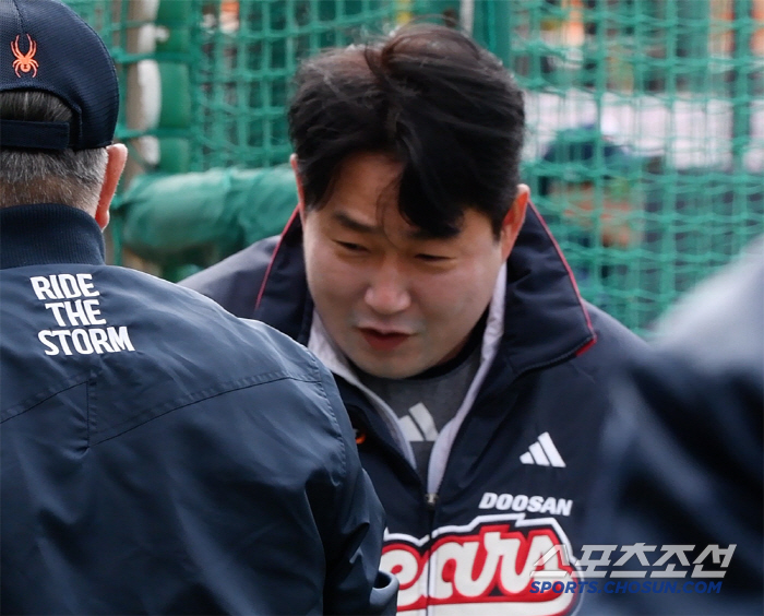 Cheongju Baseball Stadium, where Yang Eui-ji's Park Seok-min and Lee Seung-yeop kept their heads down, was full of warmth when they met Doosan and Hanwha for the first time in an exhibition game. 