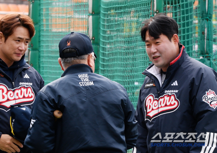 Cheongju Baseball Stadium, where Yang Eui-ji's Park Seok-min and Lee Seung-yeop kept their heads down, was full of warmth when they met Doosan and Hanwha for the first time in an exhibition game. 