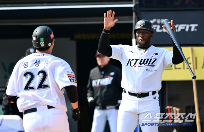 The director could have asked for this. This is Sungwoo's magic. 6 hits and 4 runs in 2 innings → 4 hits in 4 innings and 4 K no-knock. I know how Youngpyo feelsThera 