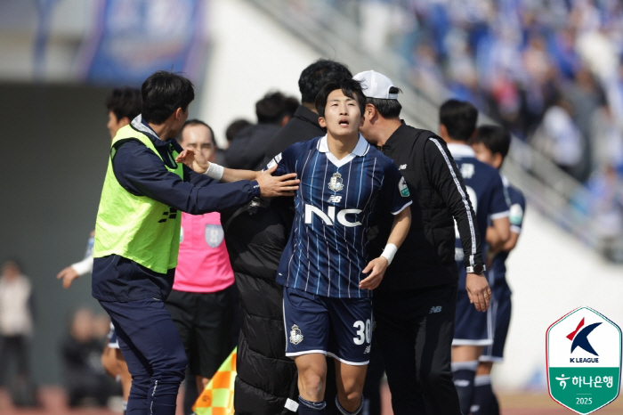 The first team in charge of Suwon is Kim Do-kyun E-land, and Suwon, which has won 42 games without losing three games to Suwon, has lost two consecutive games