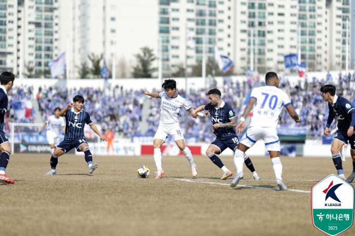 The first team in charge of Suwon is Kim Do-kyun E-land, and Suwon, which has won 42 games without losing three games to Suwon, has lost two consecutive games