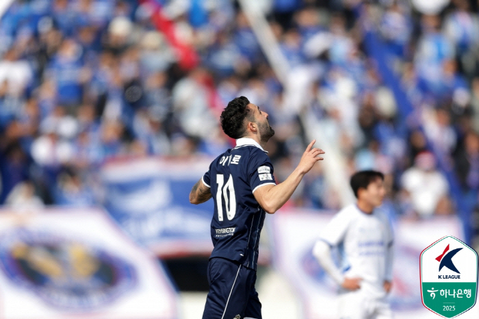 The first team in charge of Suwon is Kim Do-kyun E-land, and Suwon, which has won 42 games without losing three games to Suwon, has lost two consecutive games