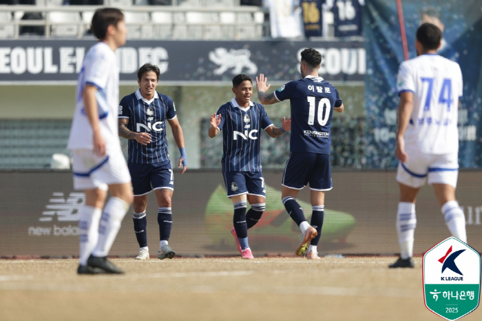 The first team in charge of Suwon is Kim Do-kyun E-land, and Suwon, which has won 42 games without losing three games to Suwon, has lost two consecutive games