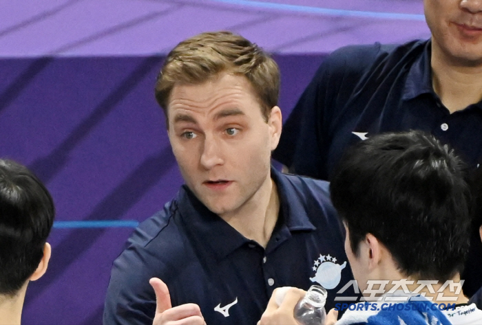 A foreign coach who took the helm instead of a coach with the flu. He said he would fight to the end without foreigners, but if he won the first set with a 0-3 defeat 
