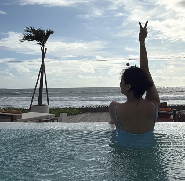 Go Eun-ah is wearing a nude-toned swimsuit and showing off her bold exposure and body shape