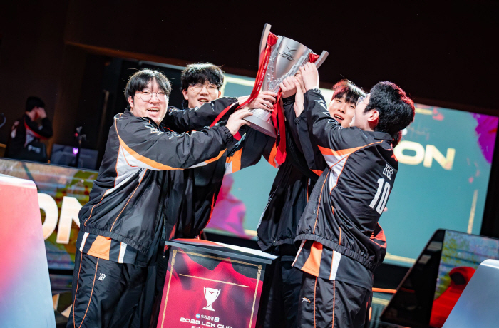 Hanwha Life Insurance, the first LCK Cup winner, will win its first championship in the first stand?