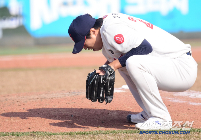 I even put down my glove in dizzying pain...Koo Seungmin, thankfully, there's nothing big wrong with him