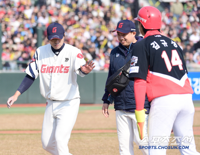 I even put down my glove in dizzying pain...Koo Seungmin, thankfully, there's nothing big wrong with him