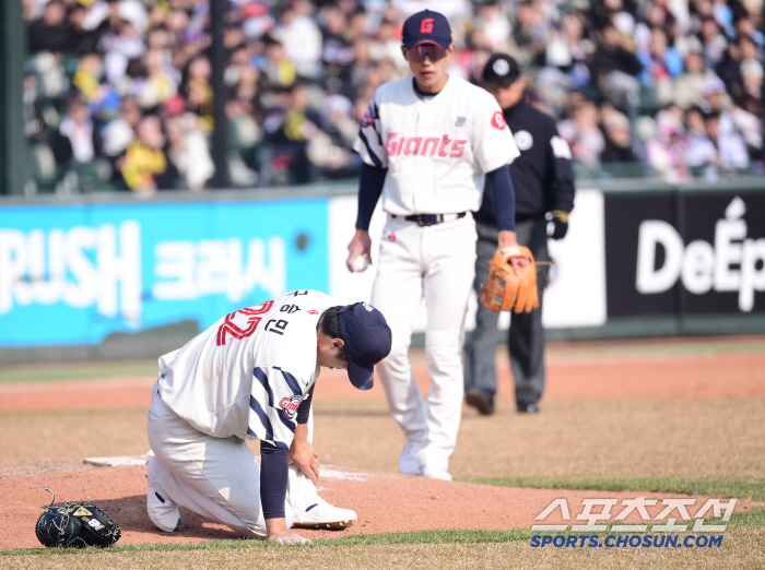 Koo Seung-min, who was hit by a vicious class ball, voluntarily took the plate after hitting his ankle for the first time in an exhibition game (Busan site)