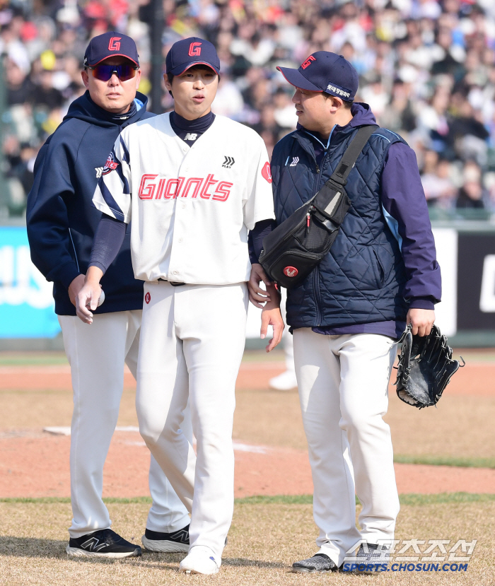 Koo Seung-min, who was hit by a vicious class ball, voluntarily took the plate after hitting his ankle for the first time in an exhibition game (Busan site)