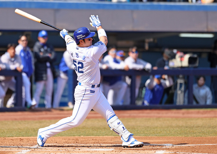 Park Byung-ho home run Samsung wins his first exhibition game in front of a packed audience 