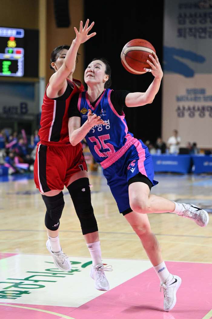 Samsung Life Insurance, Bae Hye-yoon, the center of offense and defense, beat BNK and led it to the fifth round of PO