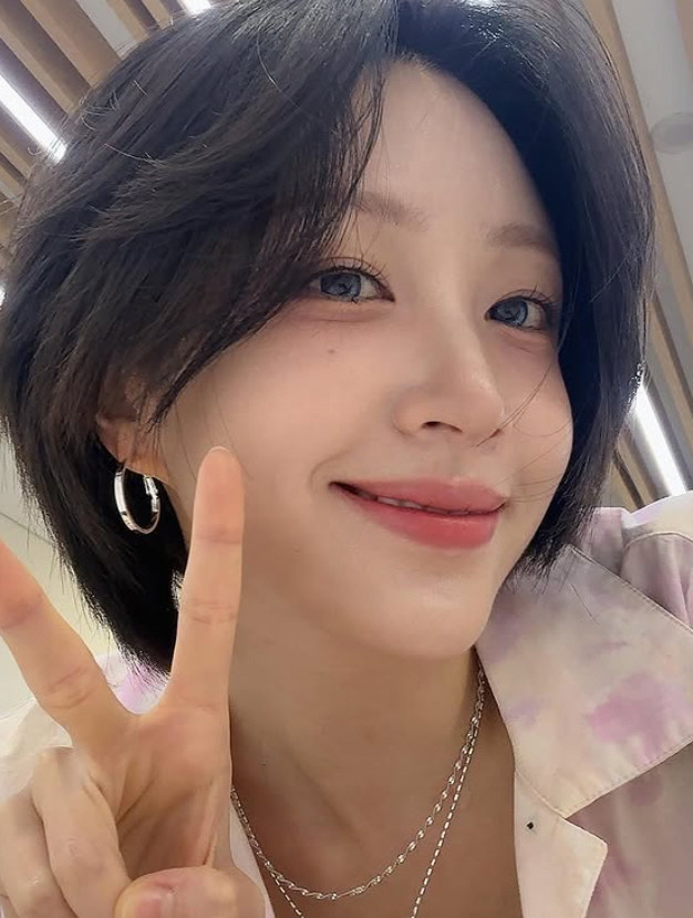  Hani, who expressed her feelings about returning to the stage amid public relationships and marriage acting, said, 'I'm happy with the members.'