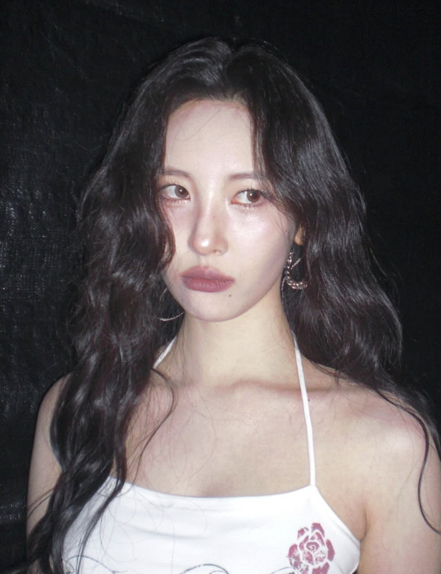 Sunmi Stuns Fans with Stylish Look