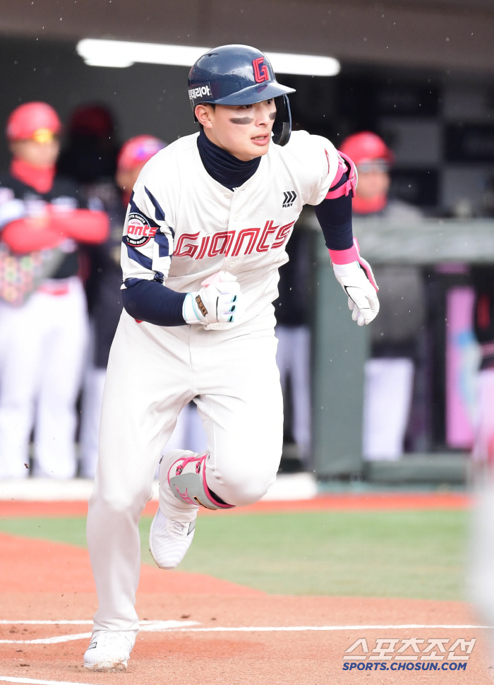 There were many cases of going from first base to third base...Lotte Reigns Outfield Team Reyes Hwang Seong-bin Yoon Dong-hee