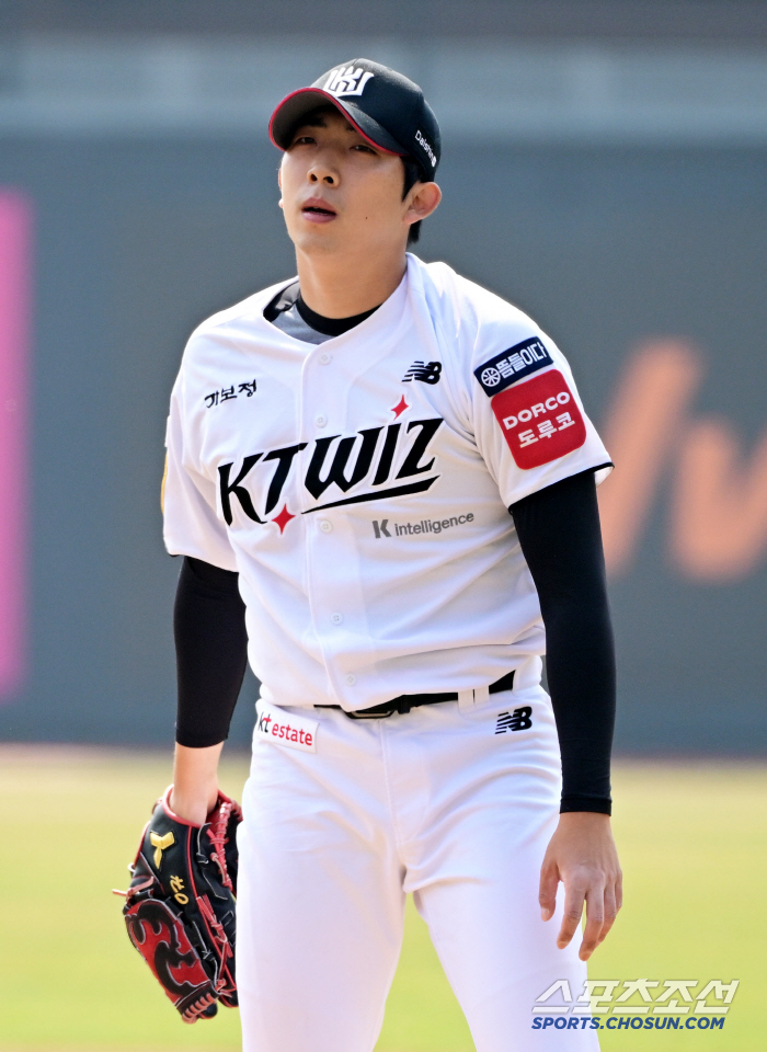 Was it too nervous because it was his first appearance? In the first inning, 78 handsome left-handers in three innings, a difficult KT debut game 