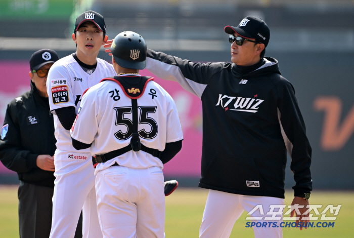 Was it too nervous because it was his first appearance? In the first inning, 78 handsome left-handers in three innings, a difficult KT debut game 