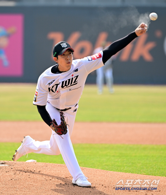 Was it too nervous because it was his first appearance? In the first inning, 78 handsome left-handers in three innings, a difficult KT debut game 