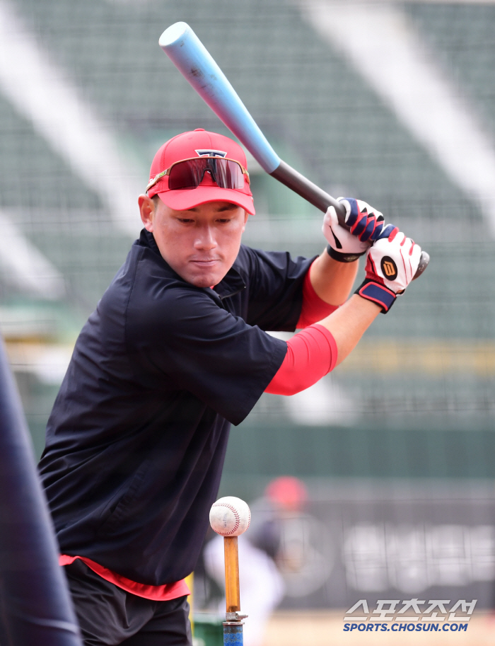 What is it for? KIA Seo Geon-chang holds a bat and a unique batting training (Busan site)