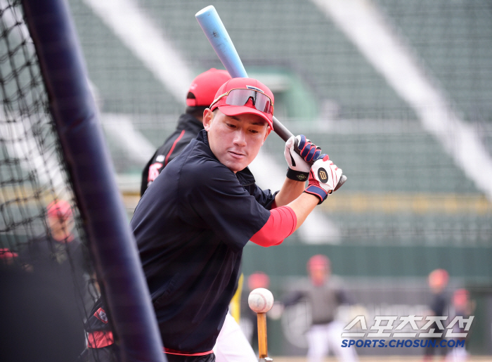 What is it for? KIA Seo Geon-chang holds a bat and a unique batting training (Busan site)