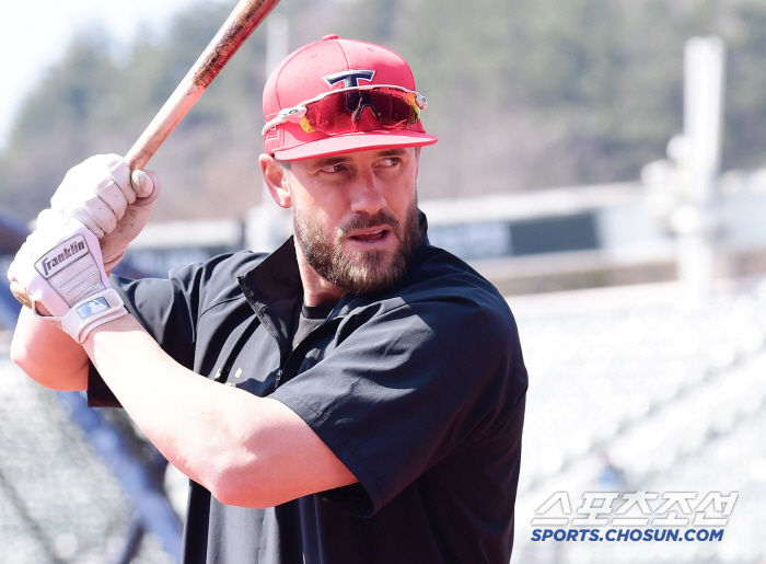 What is it for? KIA Seo Geon-chang holds a bat and a unique batting training (Busan site)