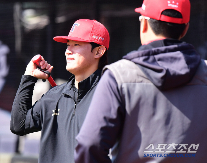 What is it for? KIA Seo Geon-chang holds a bat and a unique batting training (Busan site)