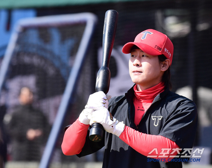 What is it for? KIA Seo Geon-chang holds a bat and a unique batting training (Busan site)