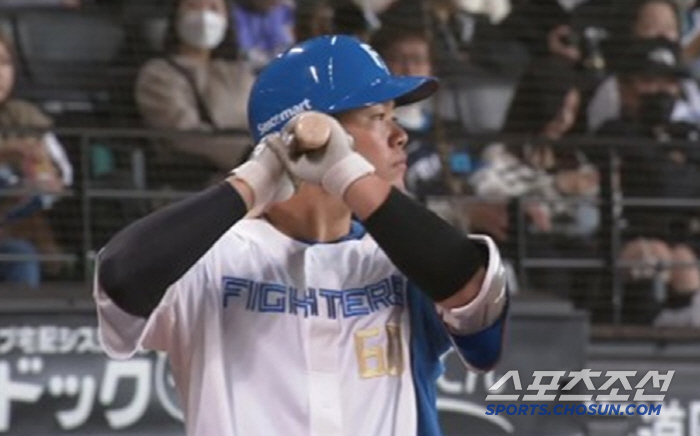 Who is that player with a good swing? During batting training, the coach caught my eye and started in a surprise move, and will the door open to escape from the second division with four hits in the first exhibition game 