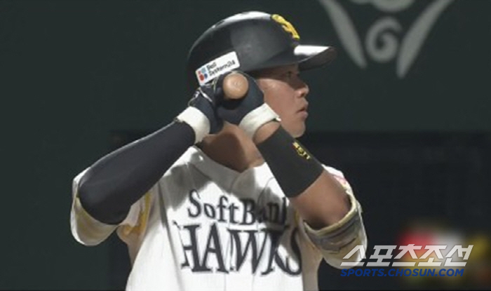 Who is that player with a good swing? During batting training, the coach caught my eye and started in a surprise move, and will the door open to escape from the second division with four hits in the first exhibition game 