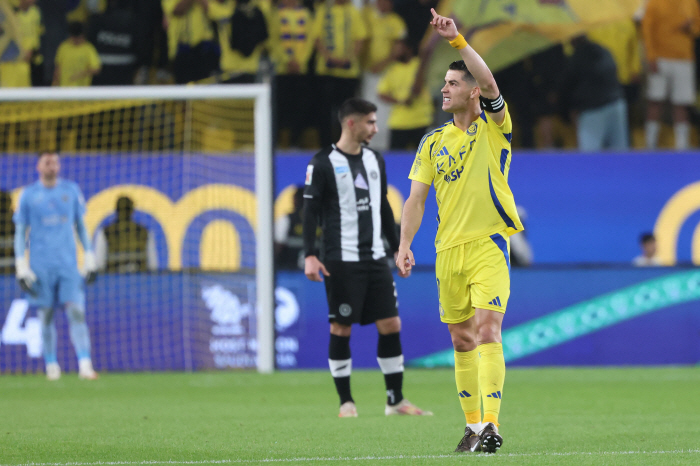 You don't look like me!You're so ugly. Ronaldo's like-minded fact-shooting at the fan