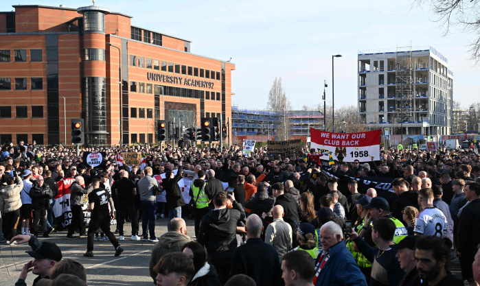 Debt alone is 1.8 trillion won, how did Manchester United end up like this...250 fired → 200 additional  owner of the fan club goes out to raise the price of admission tickets!