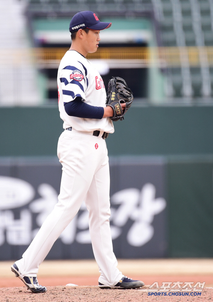 He's in fourth place in the first round, but the maximum speed is only 141km, so it's good? 'Smile in his debut against LG in 2 innings, 1 hit, 1 walk, 1 K, 1 run (accredited) '