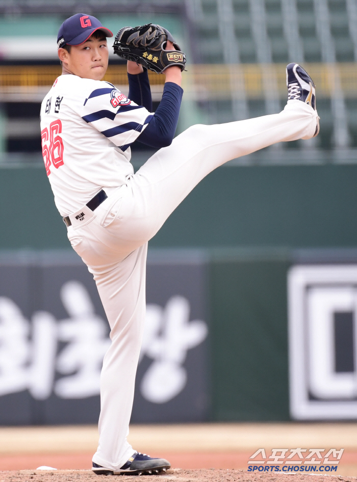 He's in fourth place in the first round, but the maximum speed is only 141km, so it's good? 'Smile in his debut against LG in 2 innings, 1 hit, 1 walk, 1 K, 1 run (accredited) '