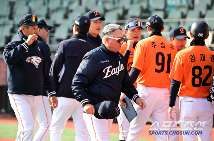 It's an exhibition game, but... 1.4 billion foreigners' good pitching → 5 billion FA silence is over! Hanwha Finally Enjoyed Investment Effect