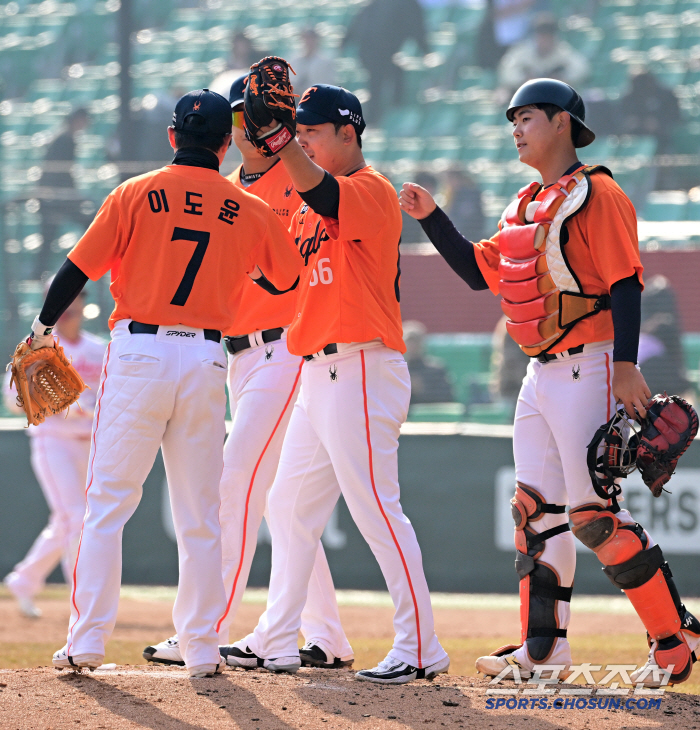 It's an exhibition game, but... 1.4 billion foreigners' good pitching → 5 billion FA silence is over! Hanwha Finally Enjoyed Investment Effect